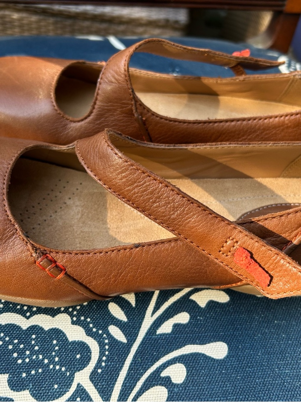 Clarks Women's Brown Leather Strap Flats - Picture 2 of 4